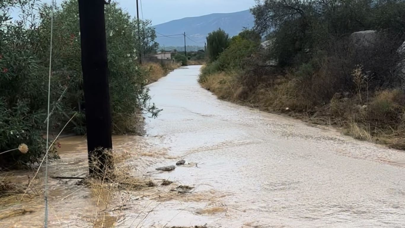 Weggespülte Straße in der Region Kranidi in Griechenland: Griechenland wird seit der Nacht von schweren Unwettern heimgesucht.