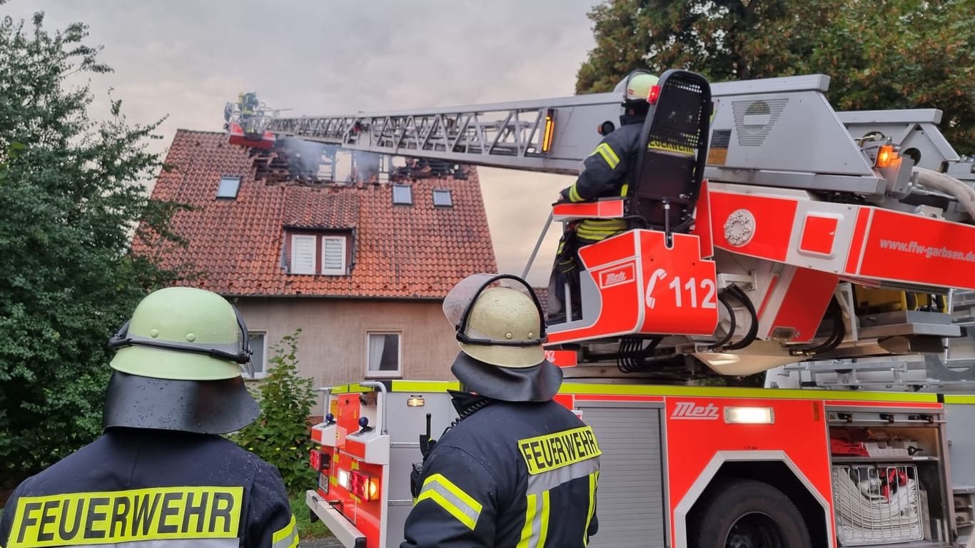 Feuerwehrleute löschen einen Brand in einem Wohnhaus: Verletzt wurde bei dem Brand am Dienstagmorgen niemand.