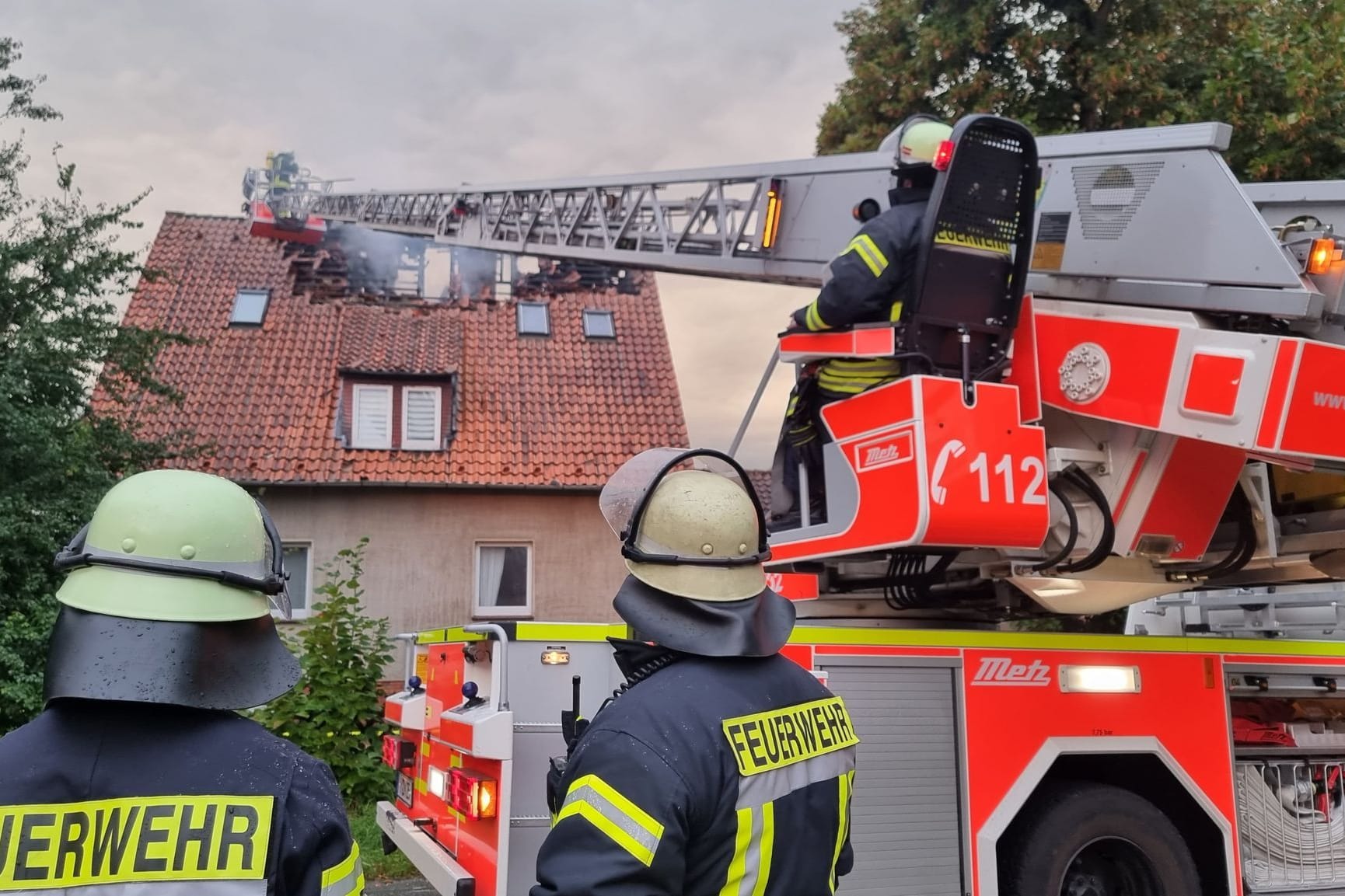 Feuerwehrleute löschen einen Brand in einem Wohnhaus: Verletzt wurde bei dem Brand am Dienstagmorgen niemand.