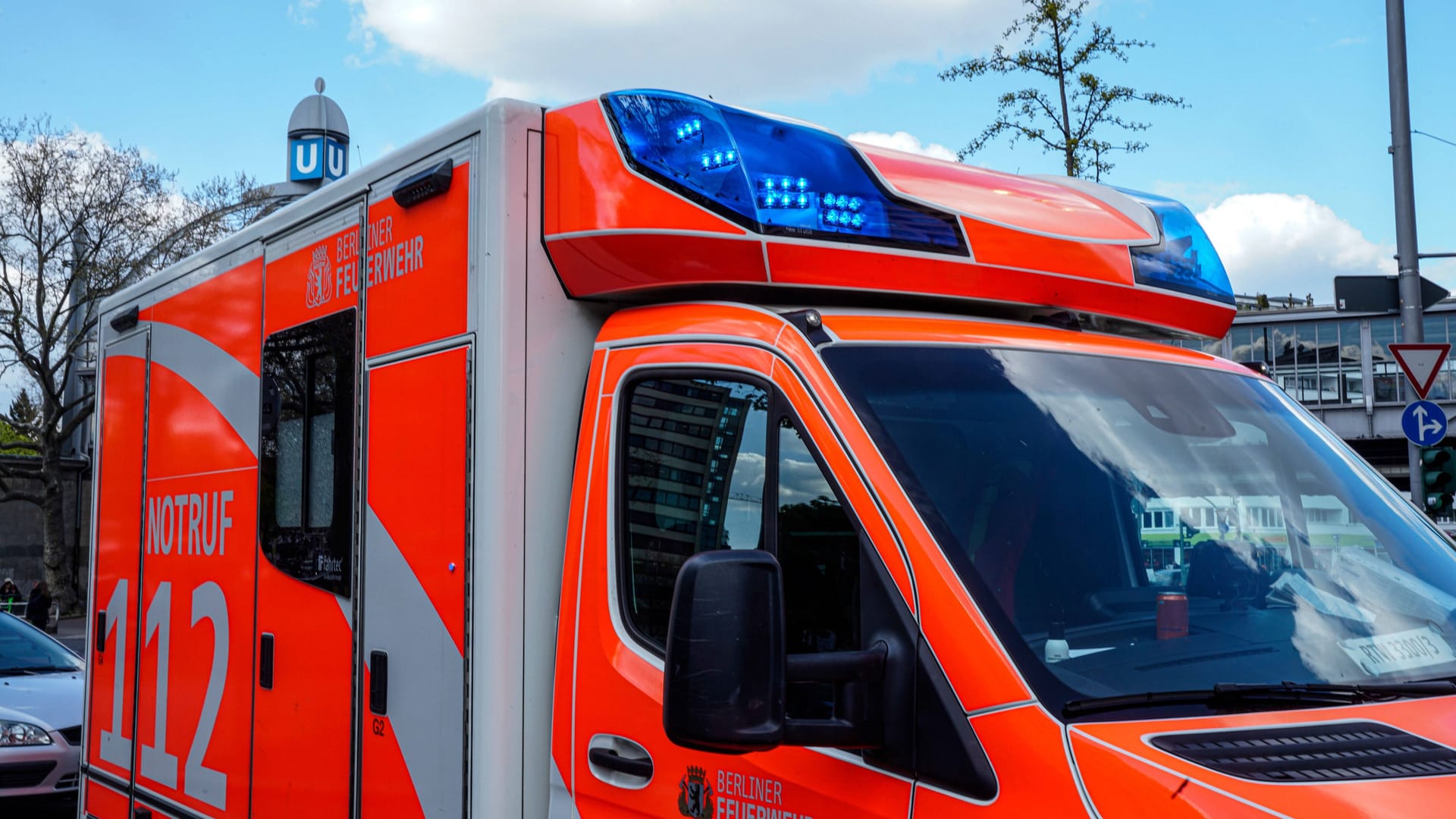 Rettungswagen in Berlin (Symbolfoto): Ein Fußgänger schwebt nach einem Crash in Lebensgefahr.