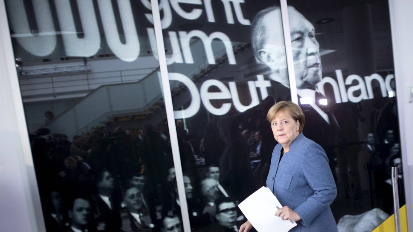 Die ehemalige CDU-Kanzlerin Angela Merkel vor einem Foto Konrad Adenauers (Archivbild).