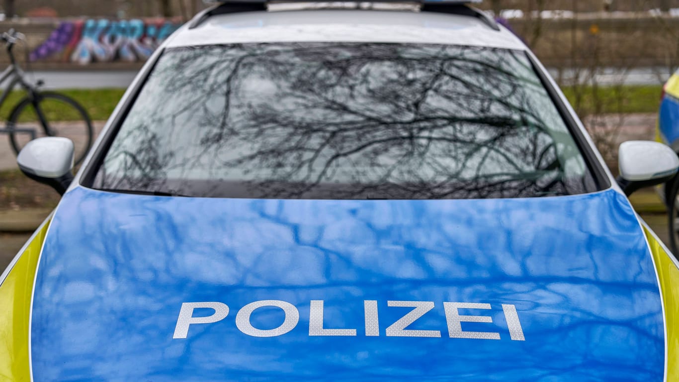 Polizeifahrzeug im Einsatz (Symbolbild): Die Polizei sucht nach einem vermissten Mädchen in Mönchen Gladbach.