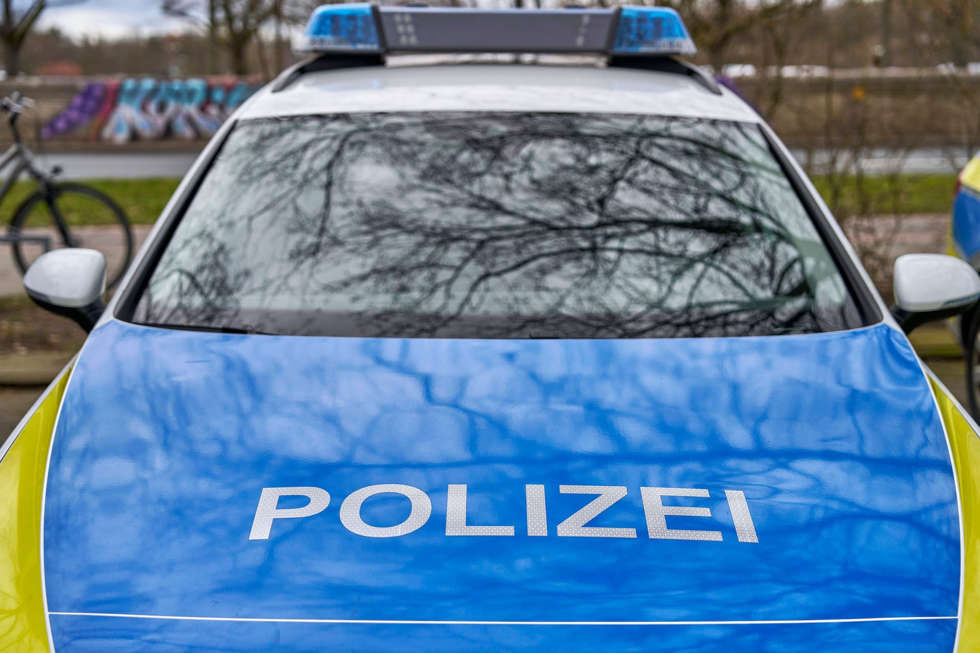 Polizeifahrzeug im Einsatz (Symbolbild): Die Polizei sucht nach einem vermissten Mädchen in Mönchen Gladbach.