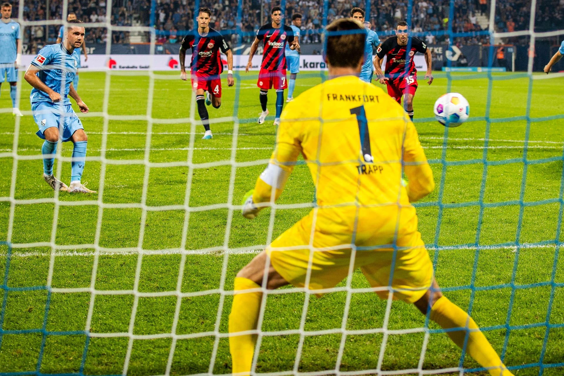 Der Ausgleich: Bochums Stöger (li.) trifft per Elfmeter gegen Frankfurts Torwart Trapp.