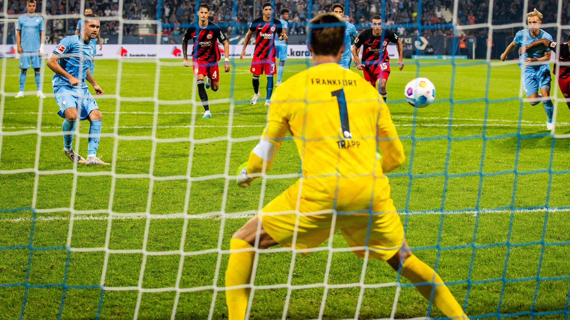 Der Ausgleich: Bochums Stöger (li.) trifft per Elfmeter gegen Frankfurts Torwart Trapp.