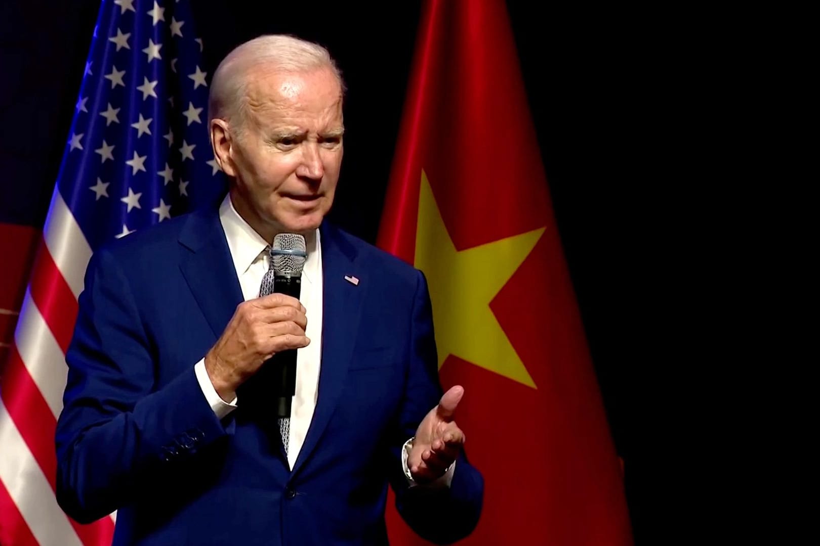 Joe Biden auf einer Pressekonferenz in Hanoi