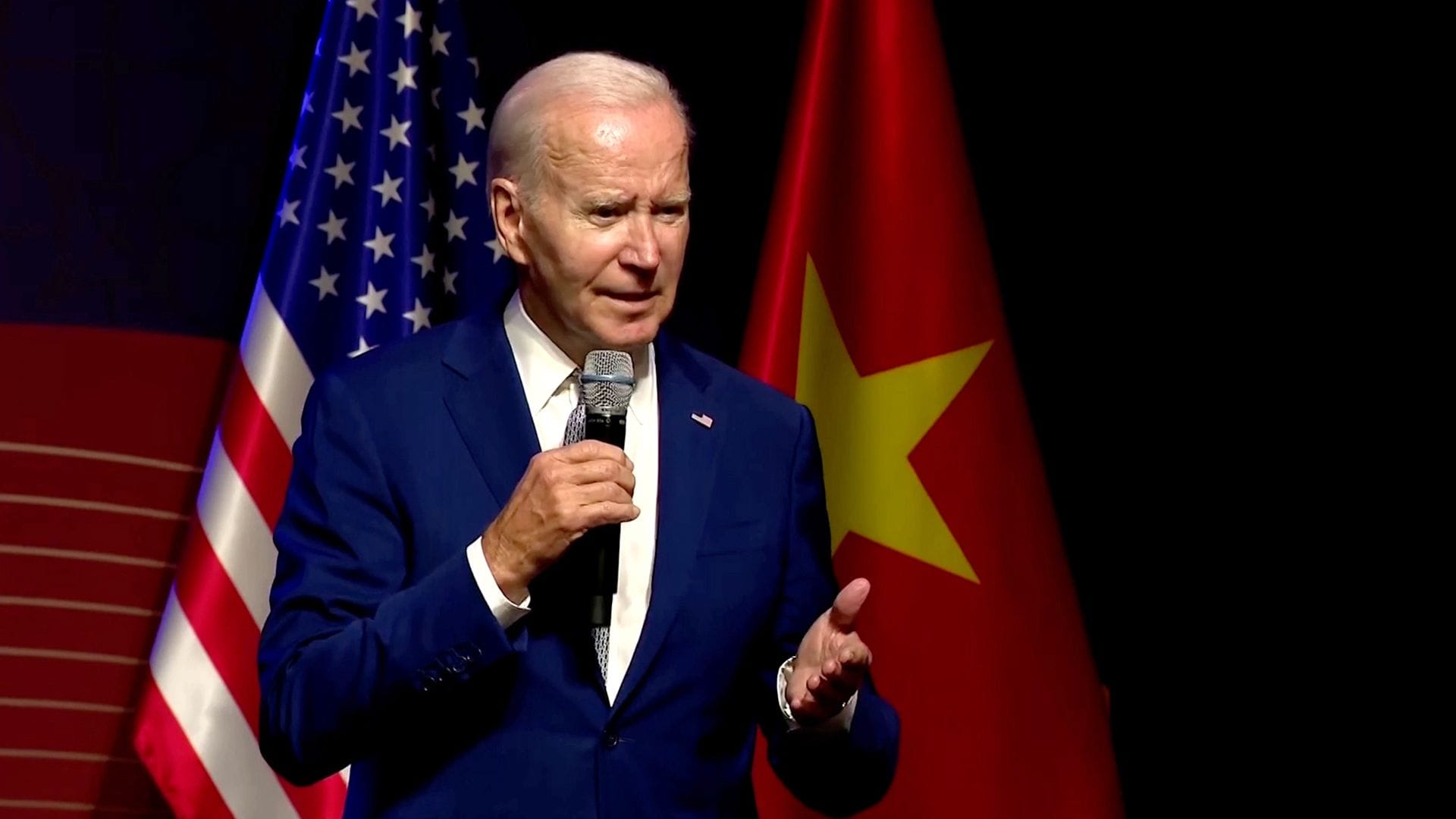 Joe Biden auf einer Pressekonferenz in Hanoi