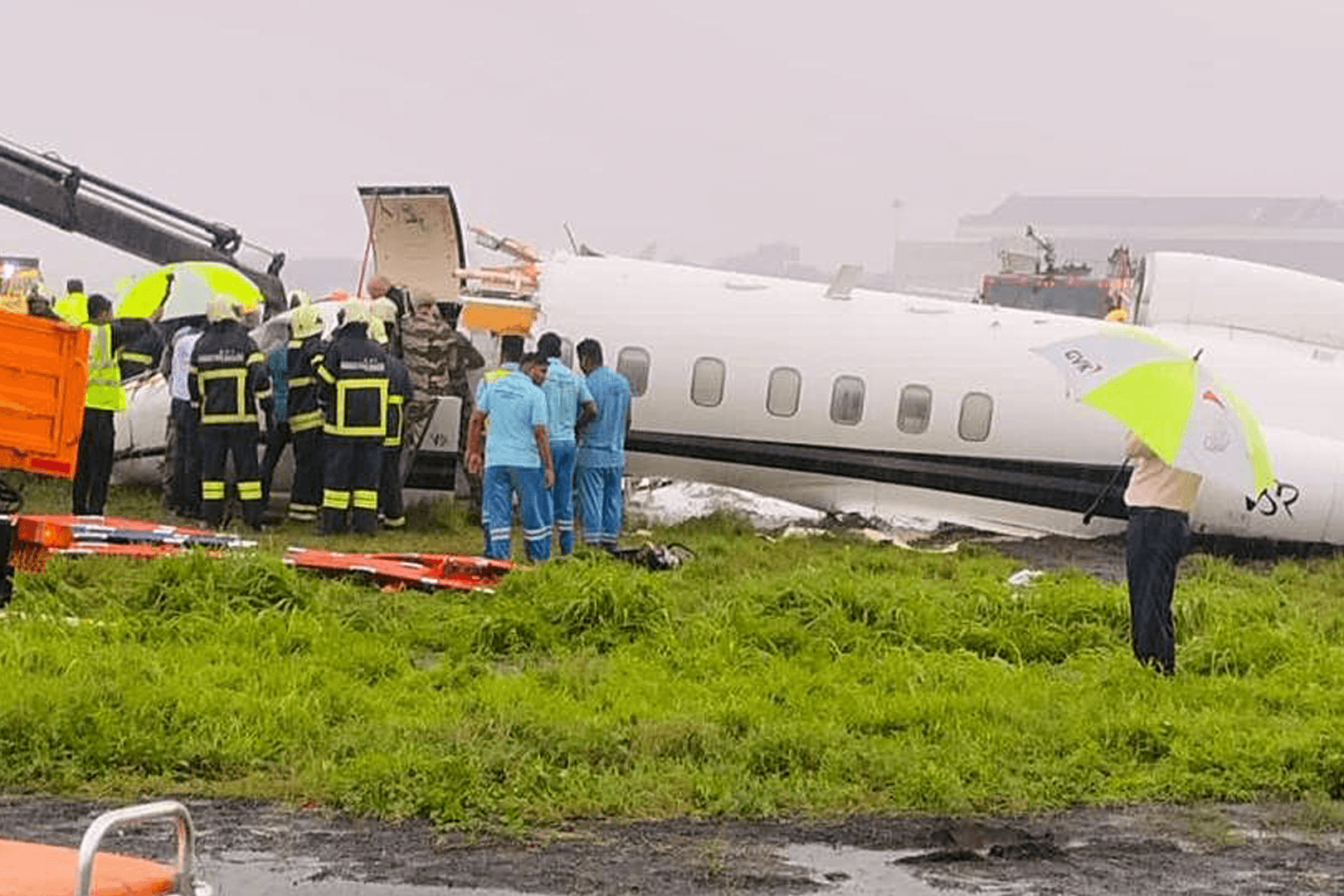 Ein Charterflug ist bei seiner Landung am Flughafen in Mumbai verunglückt