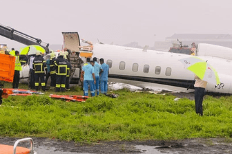 Ein Charterflug ist bei seiner Landung am Flughafen in Mumbai verunglückt