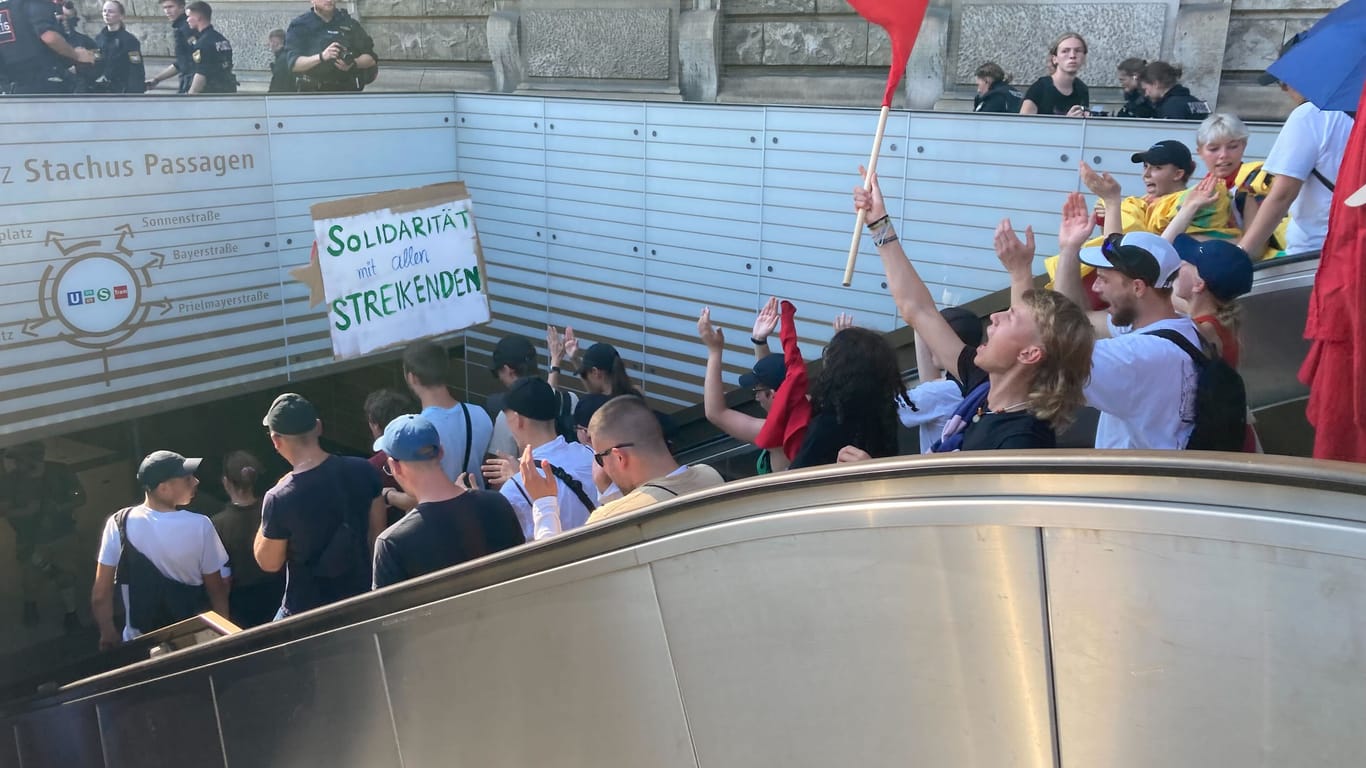 Nach offiziellem Ende der Demonstration zogen viele Aktivistinnen und Aktivsten über die U-Bahnhaltestelle "Stachus" ab.