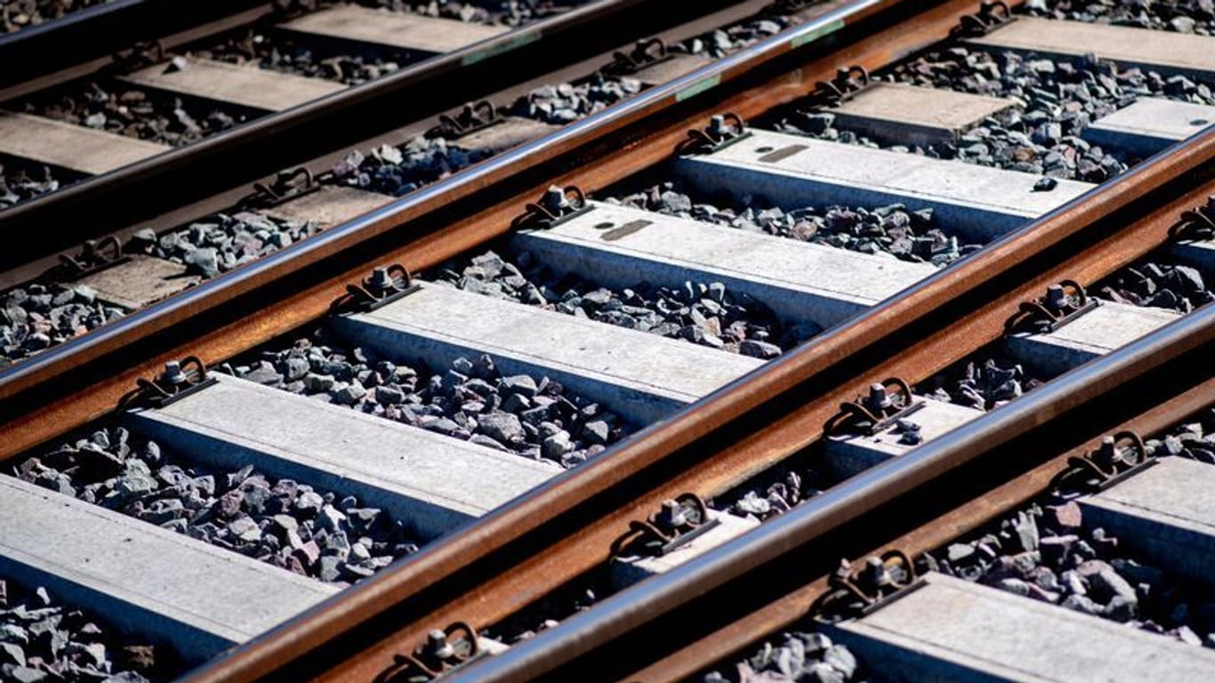 Gleise sind an einem Bahnhof (Symbolbild): In Forchheim, in Oberfranken ist eine Leiche auf den Gleisen entdeckt worden.