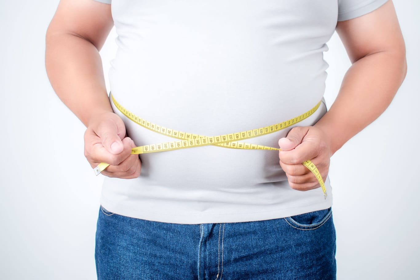 Laut dem Bundeszentrum für Ernährung sollte der Bauchumfang bei Frauen unter 88 cm und bei Männern unter 102 cm liegen.