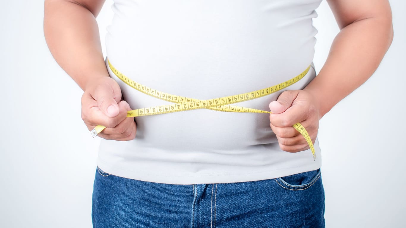 Laut dem Bundeszentrum für Ernährung sollte der Bauchumfang bei Frauen unter 88 cm und bei Männern unter 102 cm liegen.