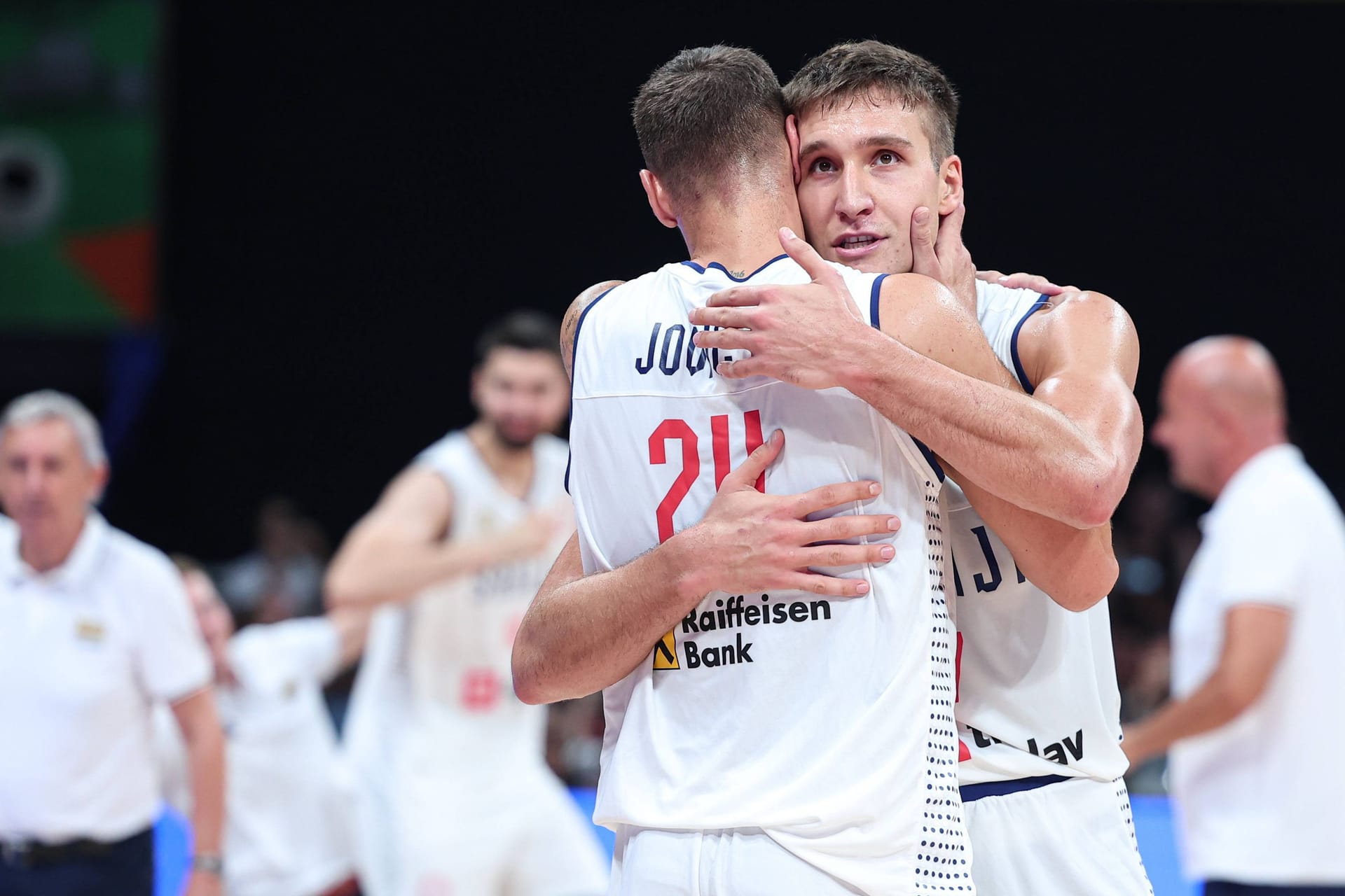 Stefan Jović (l.) umarmt Bogdan Bogdanvić: Die Serben sind auch ohne Bestbesetzung eine starke Mannschaft.