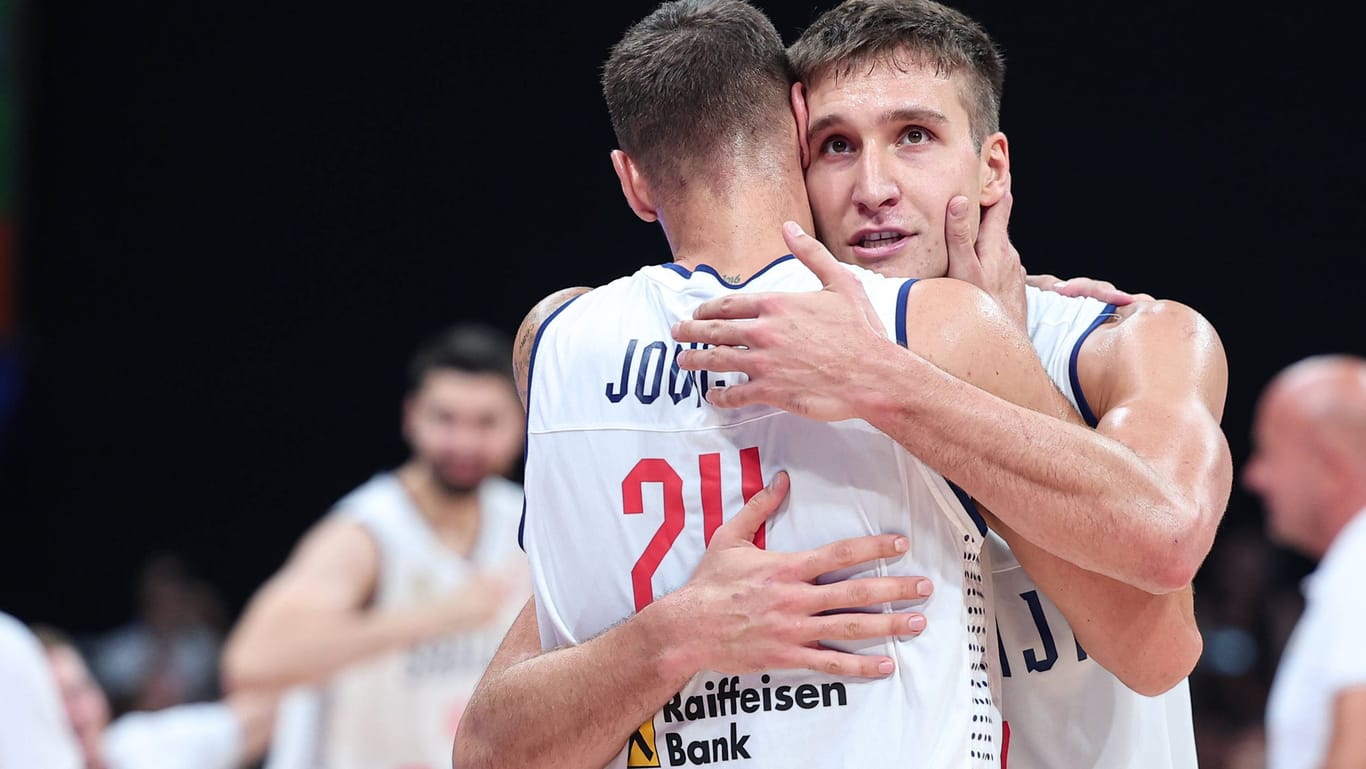 Stefan Jović (l.) umarmt Bogdan Bogdanvić: Die Serben sind auch ohne Bestbesetzung eine starke Mannschaft.