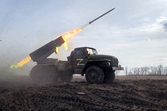 Russischer Raketenwerfer bei Kupjansk (Archivbild): Die russischen Truppen versuchen, die Stadt im Osten der Ukraine zum wiederholten Mal zu erobern.