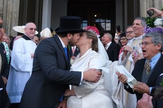 Prinzessin Maria Teresita von Sachsen und ihr Mann Beryl Alexandre de Saporta küssen sich nach der Trauung vor der Hofkirche.