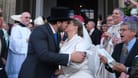Prinzessin Maria Teresita von Sachsen und ihr Mann Beryl Alexandre de Saporta küssen sich nach der Trauung vor der Hofkirche.