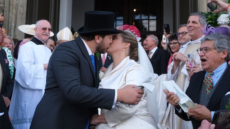 Prinzessin Maria Teresita von Sachsen und ihr Mann Beryl Alexandre de Saporta küssen sich nach der Trauung vor der Hofkirche.