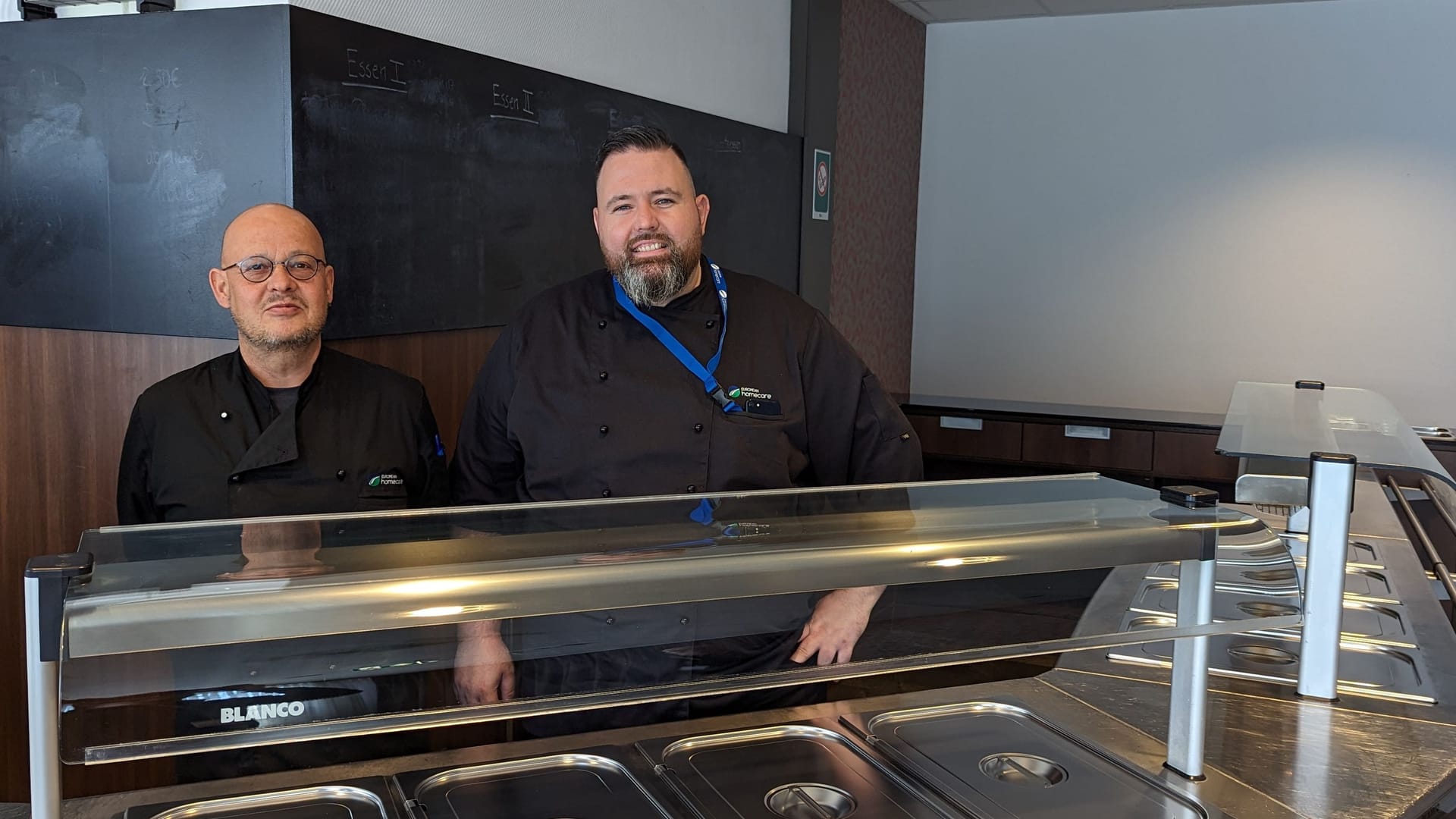 Daniel Duray (rechts) und Uwe Finger, Küchenleiter aus Dresden, bekochen ab kommender Woche 70 Geflüchtete in der Lingnerallee.