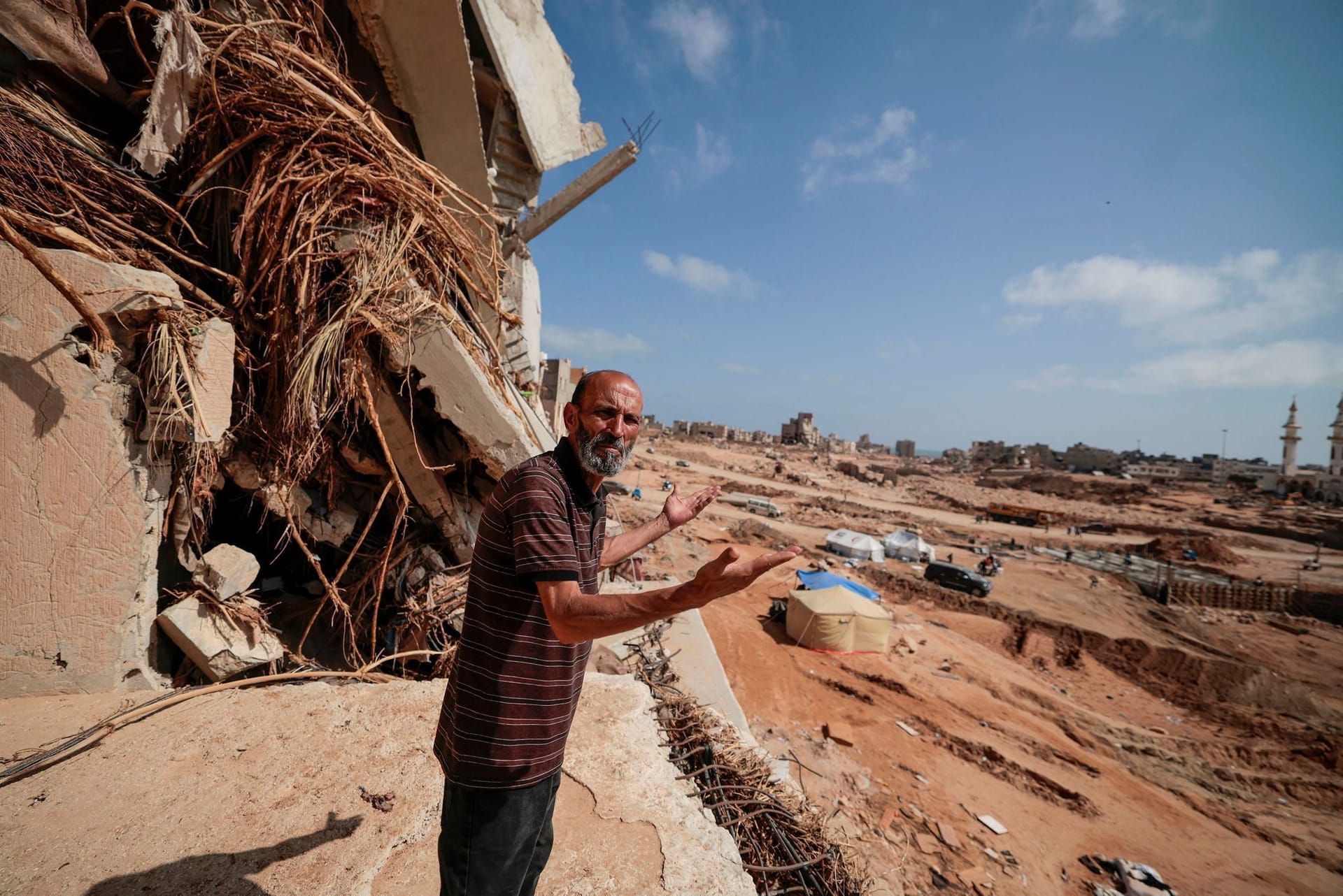 Ein Einwohner der Stadt Derna vor den Trümmern seiner Existenz. Quelle: /