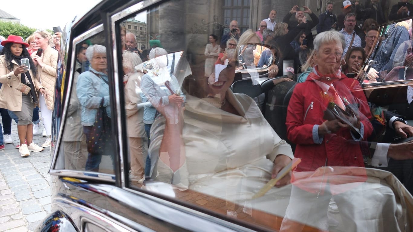 Prinzessin Maria Teresita von Sachsen (M) in einer Limousine bei der Ankunft an der Hofkirche. Die Prinzessin heiratet dort den französischen Grafen Beryl Alexandre de Saporta.