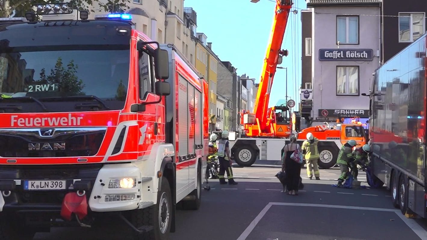 Einsatzwagen der Feuerwehr und ein Lkw stehen in Sülz an einer Kreuzung: Eine Radfahrerin wurde hier lebensgefährlich verletzt. Einsatzwagen der Feuerwehr und ein Lkw stehen in Sülz an einer Kreuzung: Eine Radfahrerin wurde hier lebensgefährlich verletzt.