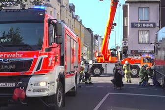 Einsatzwagen der Feuerwehr und ein Lkw stehen in Sülz an einer Kreuzung: Eine Radfahrerin wurde hier lebensgefährlich verletzt.