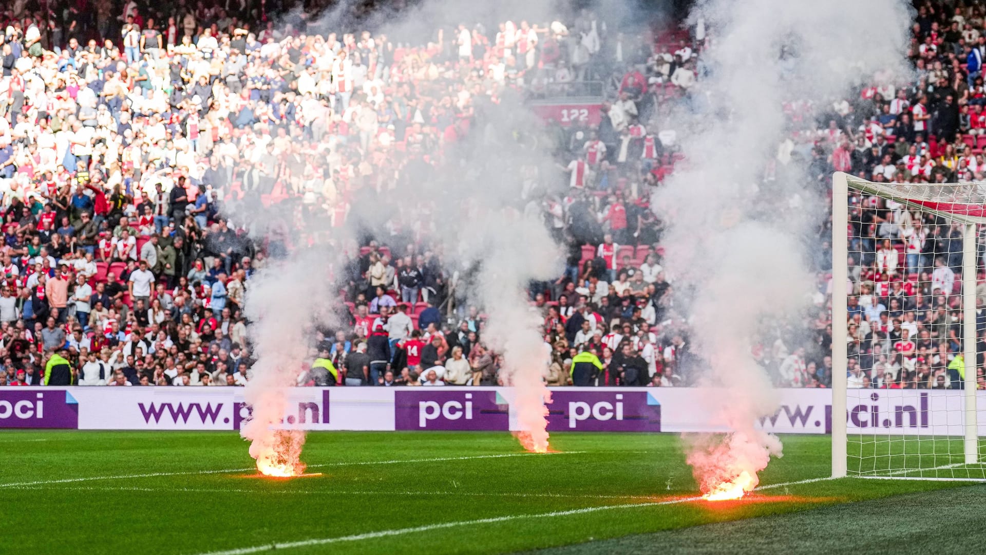 Schlachtfeld: Der Rasen in der Amsterdam Arena wurde durch Pyrotechnik der "Fans" in Mitleidenschaft gezogen. Schlachtfeld: Der Rasen in der Amsterdam Arena wurde durch Pyrotechnik der "Fans" in Mitleidenschaft gezogen.