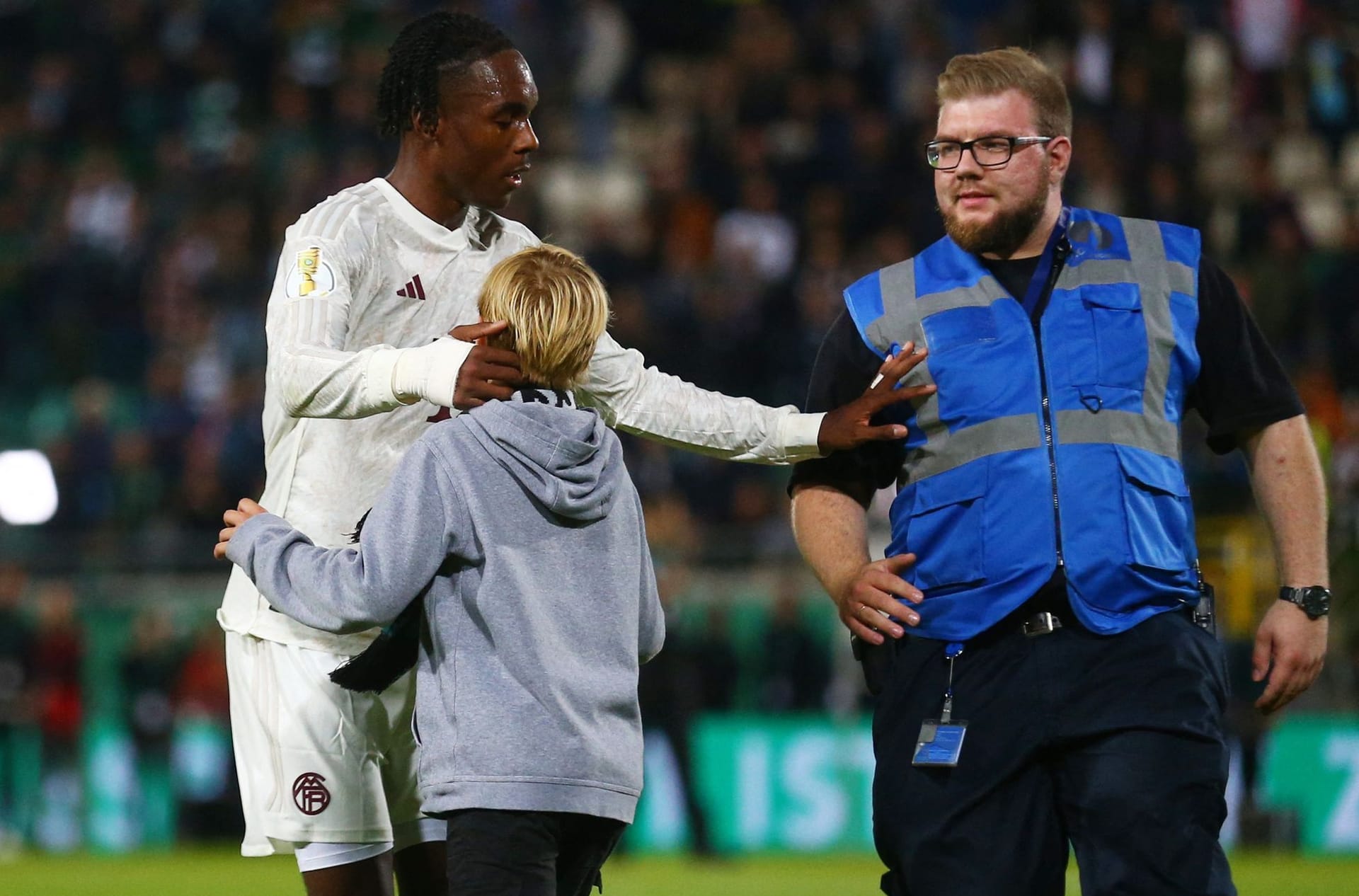 Mathys Tel: Nach drei Treffern und einem Assist in den letzten vier Spielen wurde Bayerns Superjoker mit der ersehnten Startelfchance belohnt. Tanzte seinen Gegenspieler aus und lieferte die Flanke zum 1:0. Kopfballmöglichkeit (21.). An der Entstehung des 2:0 beteiligt. Wollte unbedingt noch sein Tor – und bekam es auch noch: Tunnelte Schenk aus spitzem Winkel. Note 1