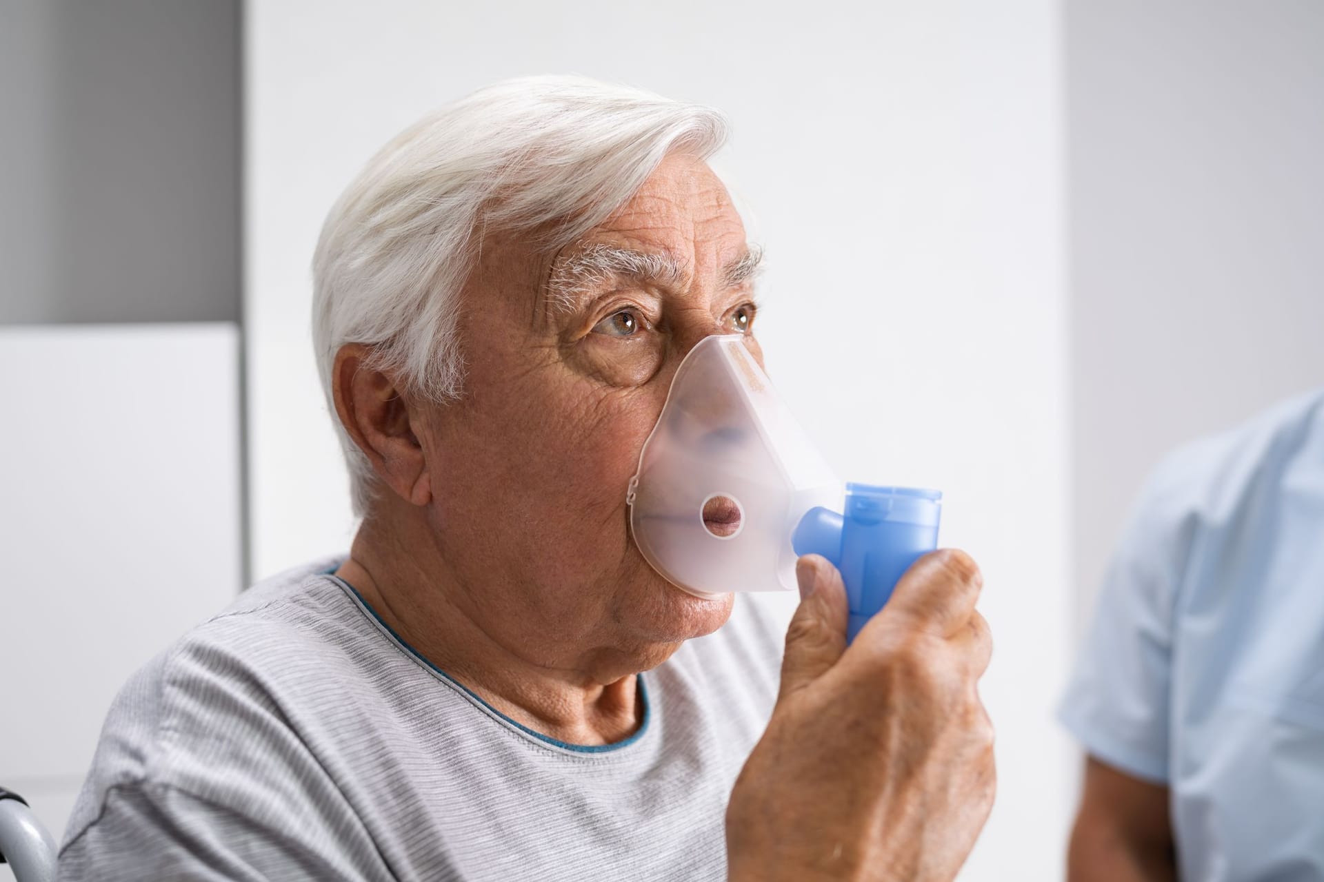 COPD beginnt häufig mit einem Husten, bevor sich schwere Lungenschäden bemerkbar machen.