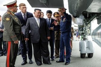 Kim Jong-un besichtigt unter anderem atomwaffenfähige Kampfjets.