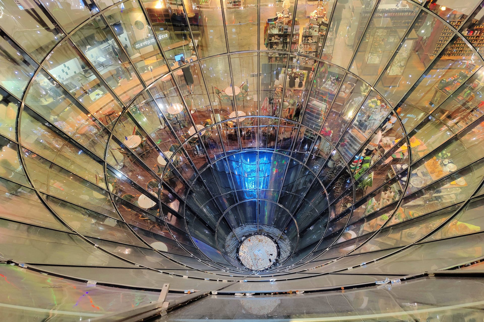 Ein Detail der Innenarchitektur im Kaufhaus Galeries Lafayette in Berlin