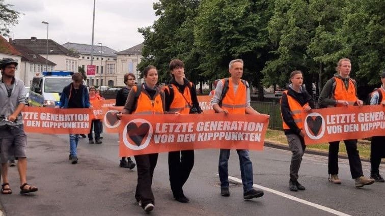 Eika Jacob (links) und Tochter Ronja bei einem sogenannten Protestspaziergang der "Letzten Generation"