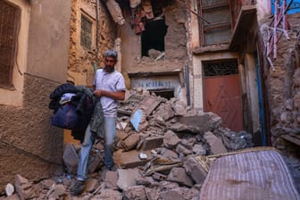 Ein Mann läuft über Trümmer nach dem Erdbeben in Marokko: Mehr als 2.000 Menschen wurden getötet.