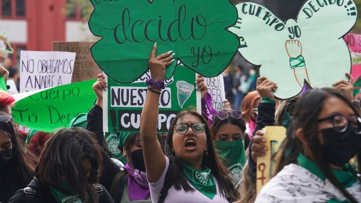 Frauen protestieren in Mexiko-Stadt für das Recht auf sichere Abtreibung (Archivbild): Der Oberste Gerichtshof hat Schwangerschaftsabbrüche entkriminalisiert.