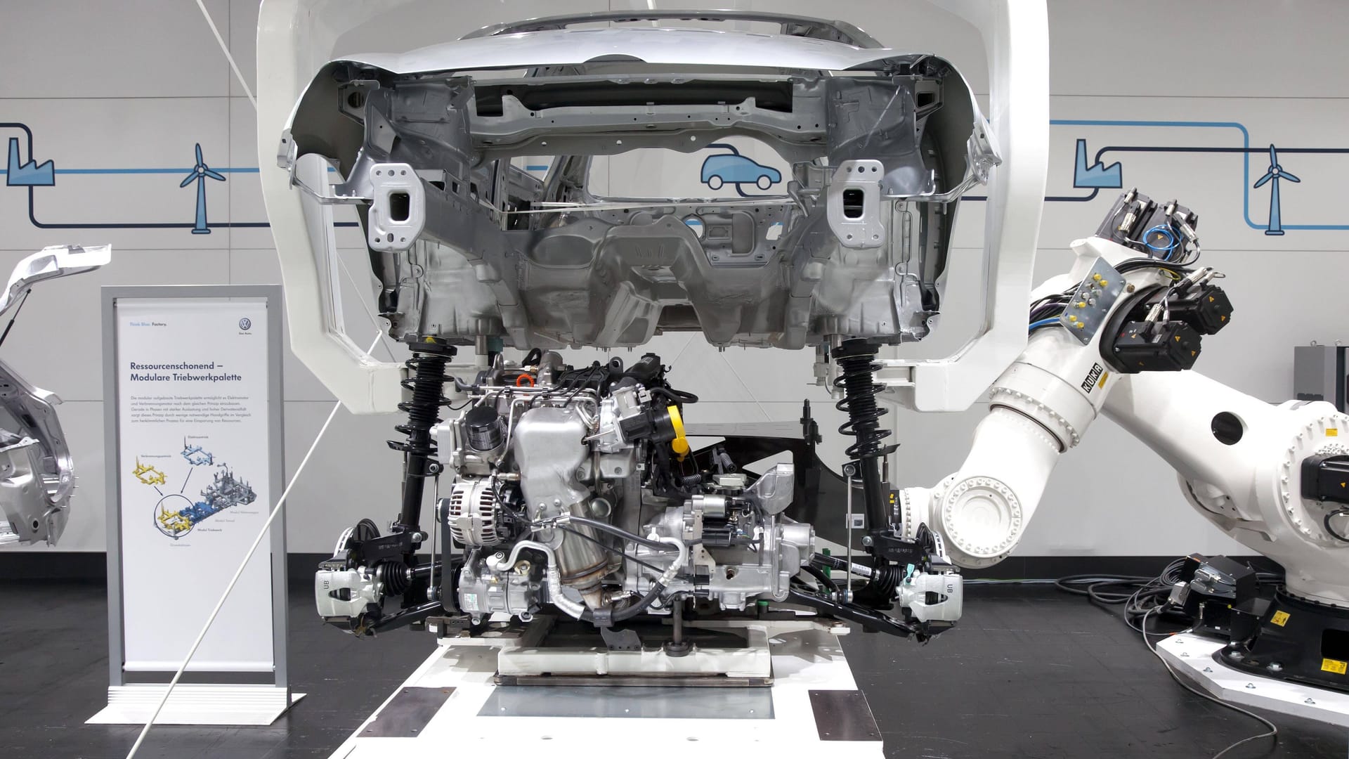 Fertigungsroboter an einem Messestand von VW (Archivbild): Die Digitalliserung kann für die deutsche Autobranche ein enormer Gewinn sein.