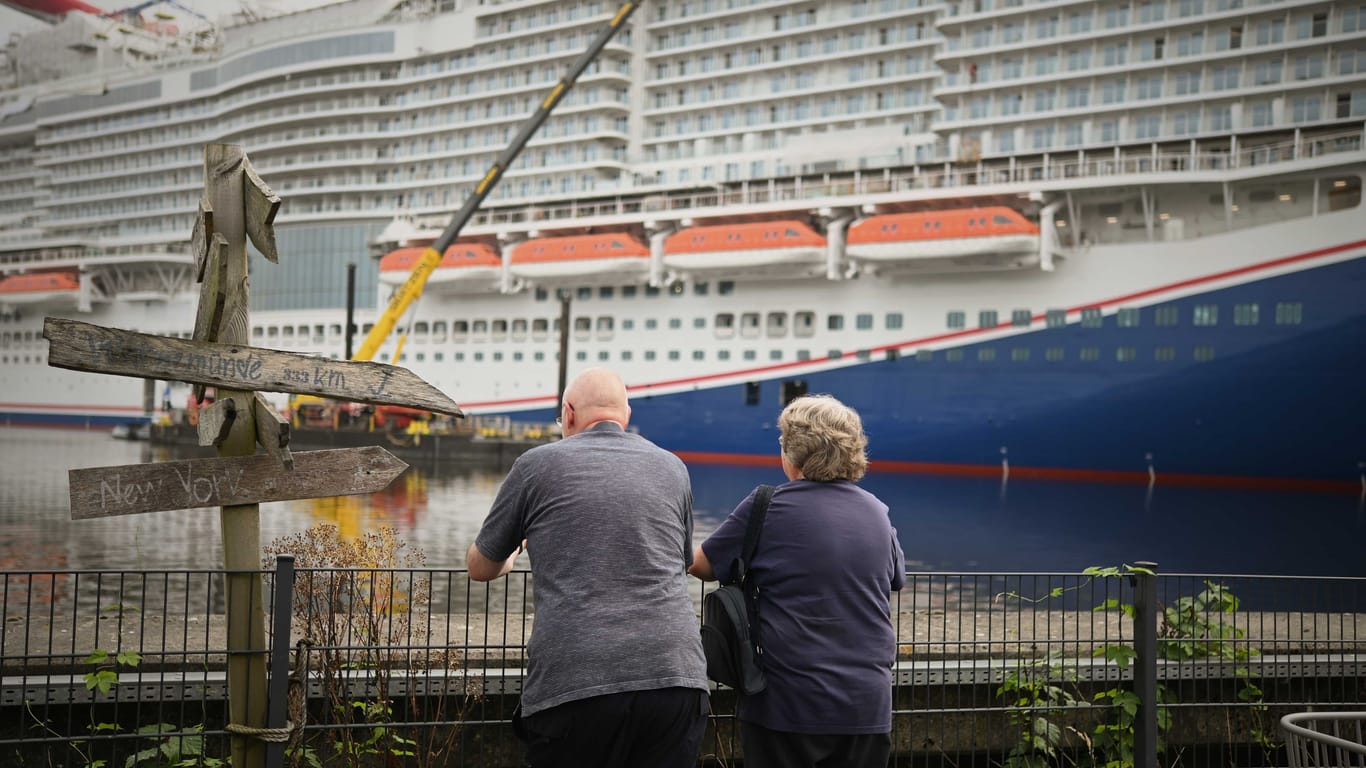 Carnival Jubilee: Das Schiff lockt zahlreiche Touristen nach Papenburg.