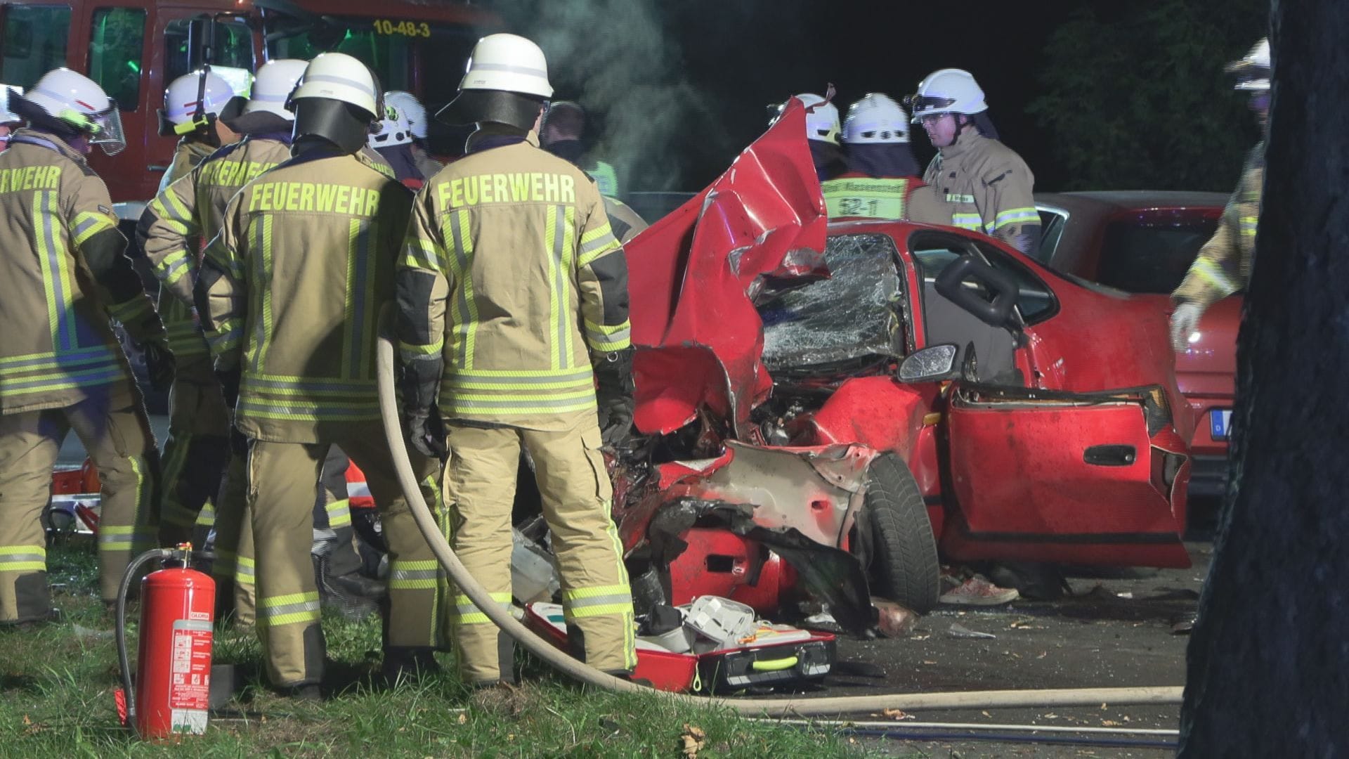 Feuerwehrleute brachten die beiden verletzten jungen Männer aus dem Fahrzeug.