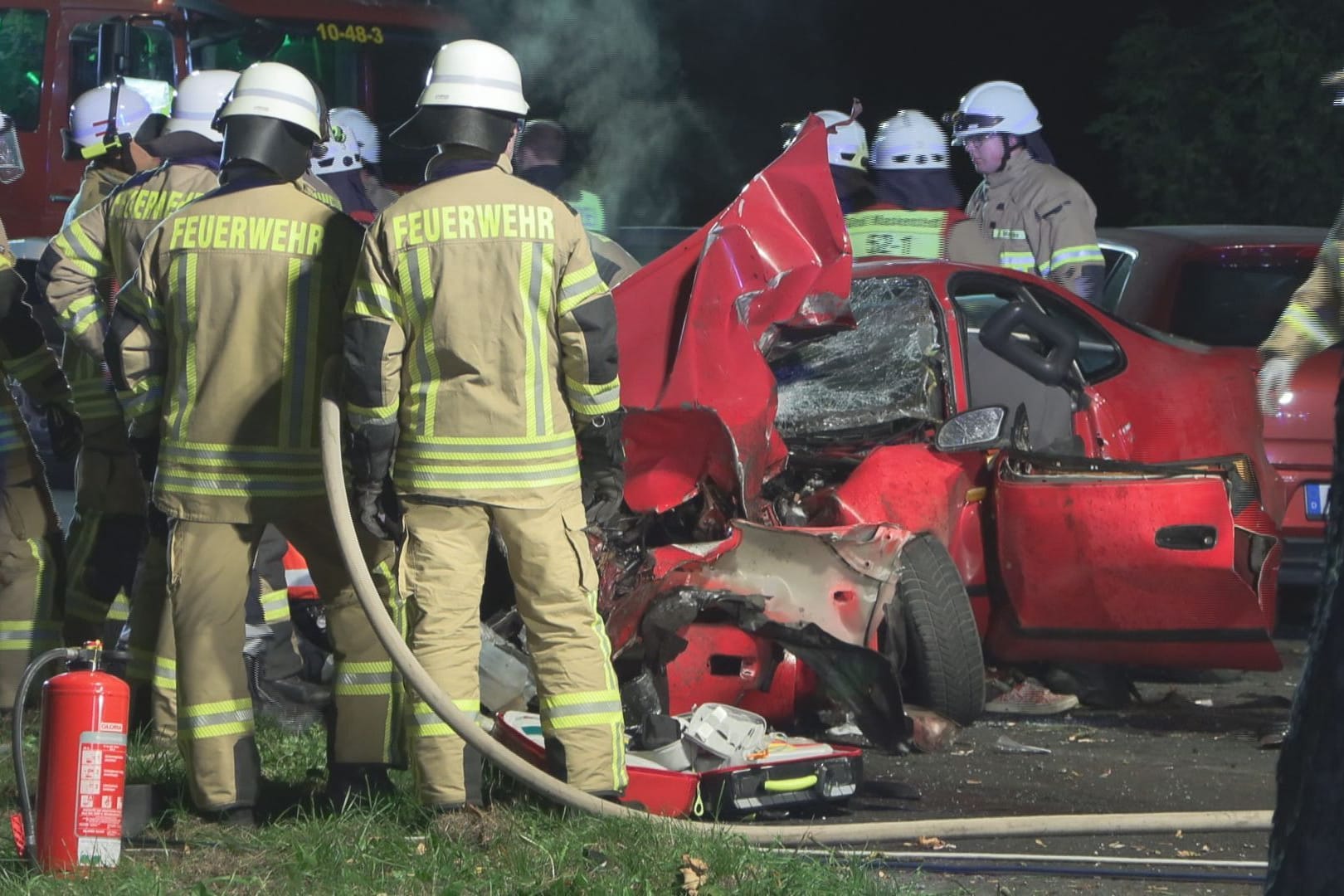 Feuerwehrleute brachten die beiden verletzten jungen Männer aus dem Fahrzeug.