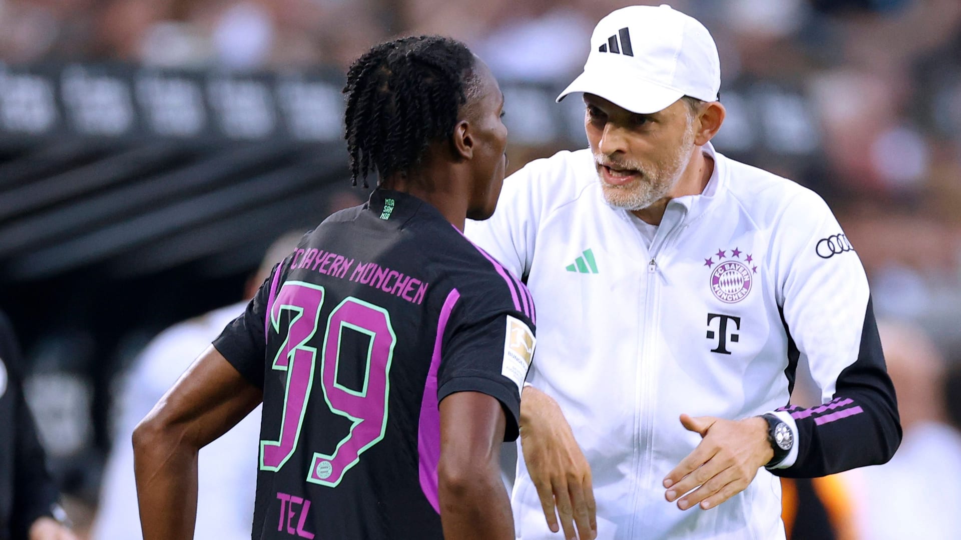 Bayern-Trainer Thomas Tuchel (r.) gibt Mathys Tel Anweisungen: Der Franzose galt lange als Leihkandidat.