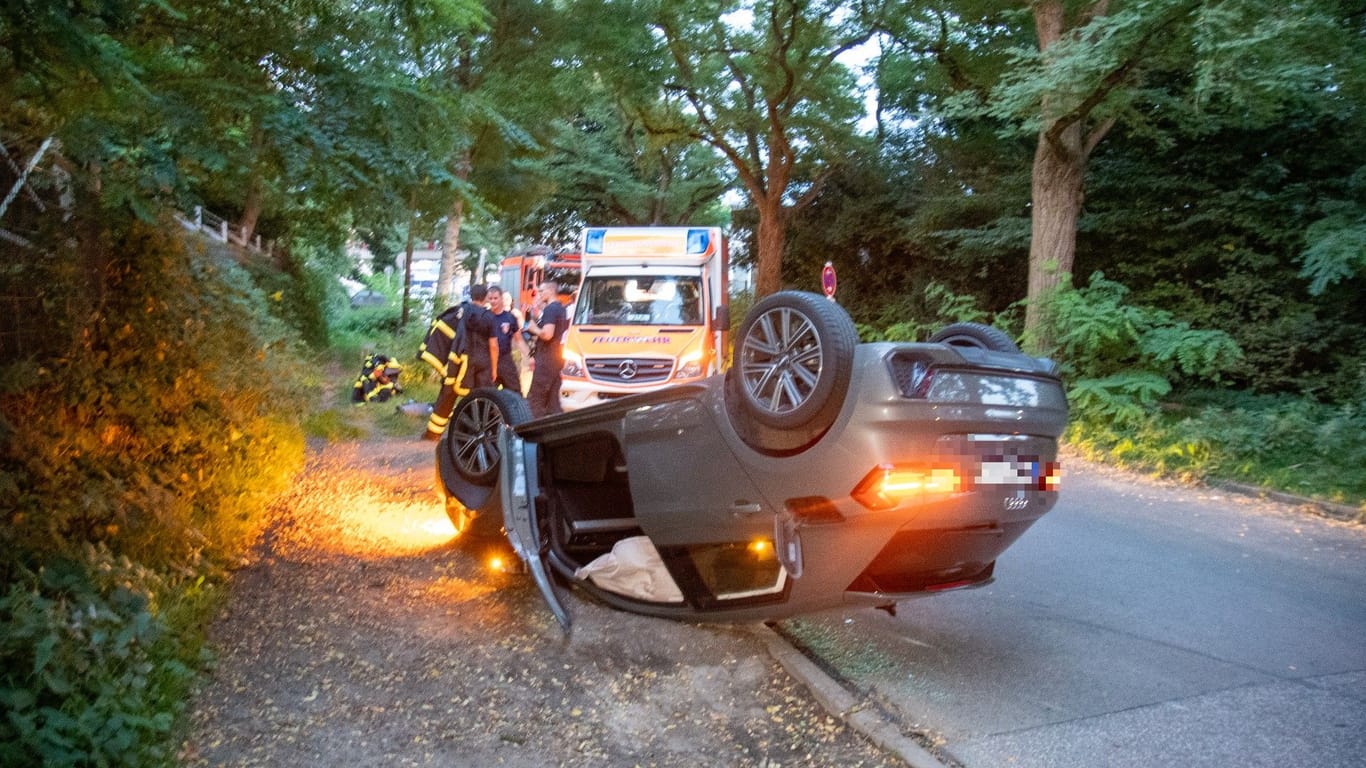 Unfall in Hamburg-Marienthal: Der Fahrer des Wagens wurde verletzt.