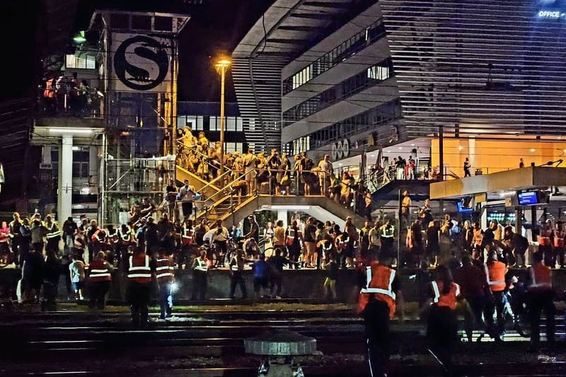 Menschen laufen während eine Evakuierung auf dem Gelände der S-Bahnhaltestelle Hackerbrücke unweit der Wiesn.