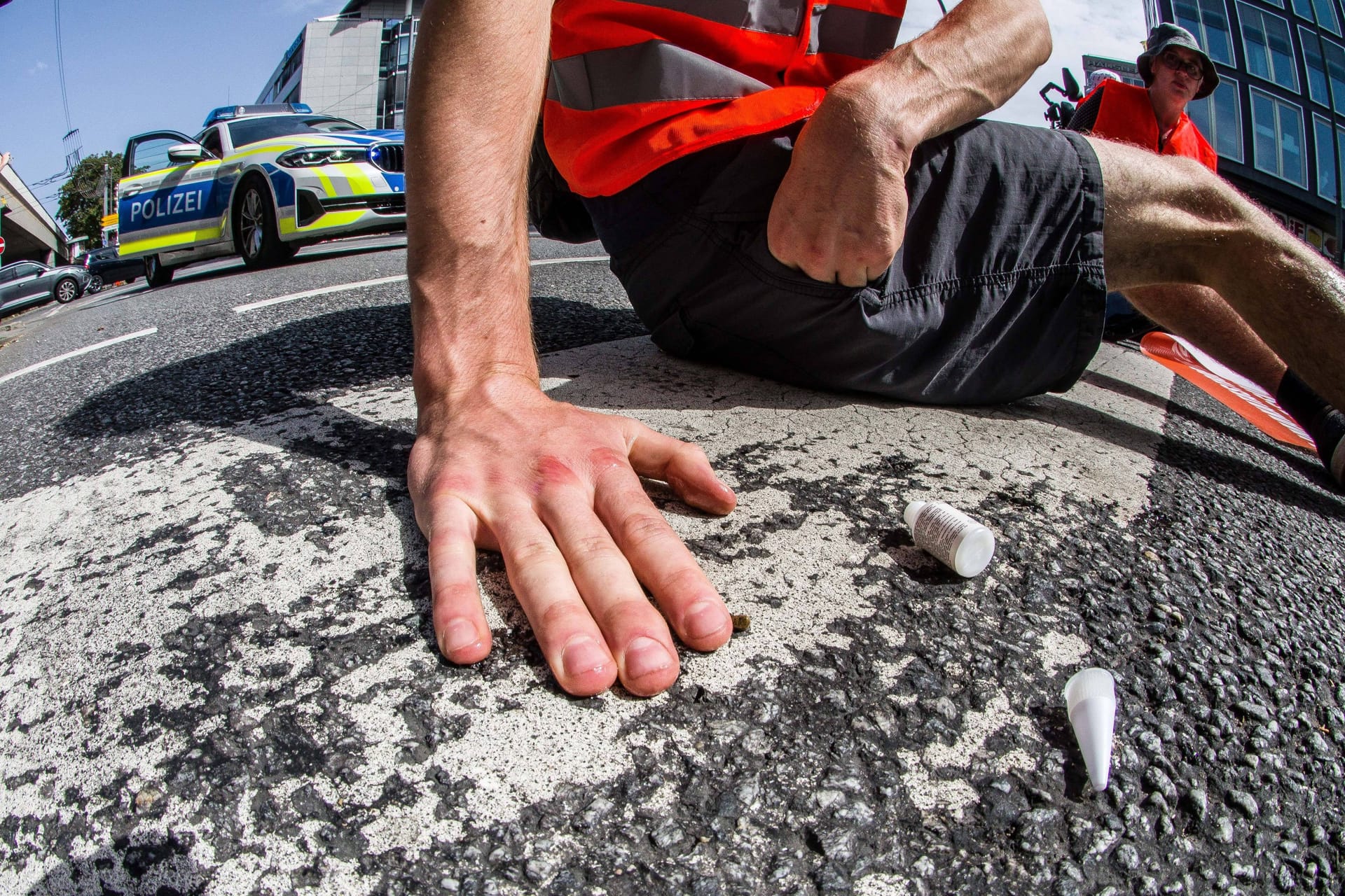 Aktivisten der "Letzten Generation" kleben sich an die Straße (Symbolbild): Nicht jeder Autofahrer bleibt da gelassen.