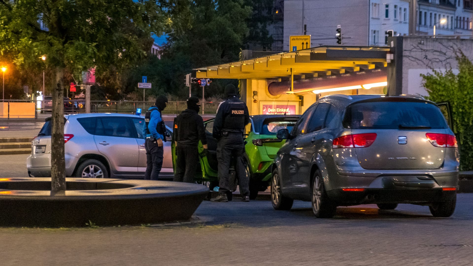 Einsatzkräfte bei der Festnahme in Leipzig: