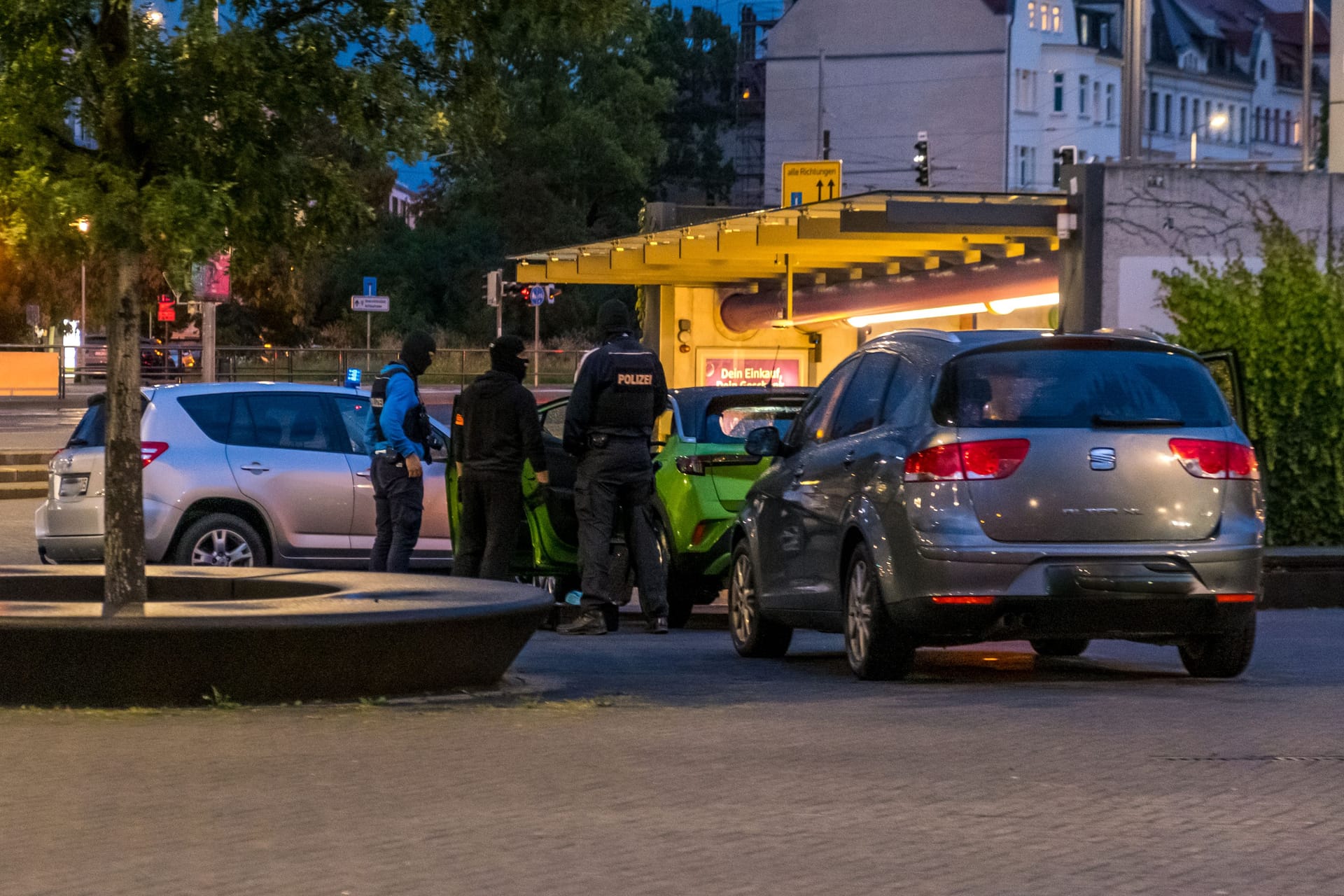 Einsatzkräfte bei der Festnahme in Leipzig: