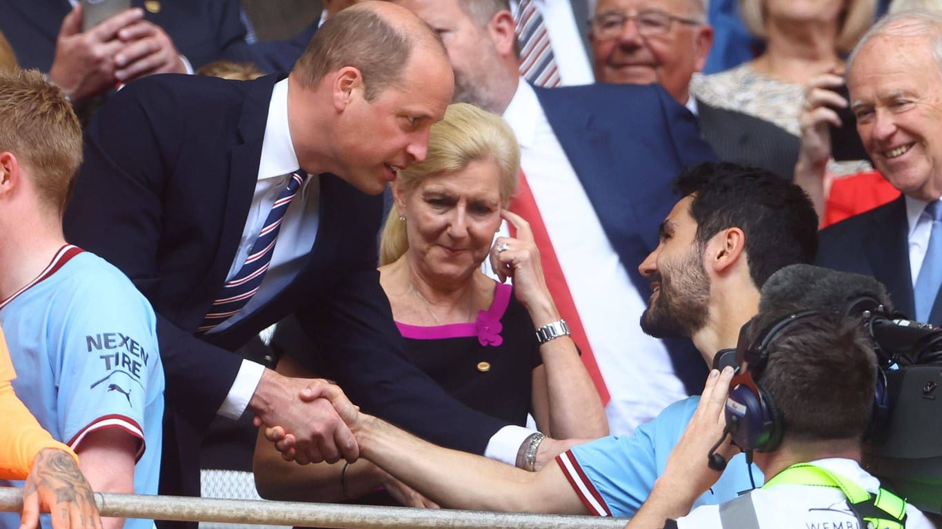 Prinz William (l.) schüttelt Ilkay Gündogan nach dem gewonnenen FA-Cup-Finale im Juni in London die Hand.