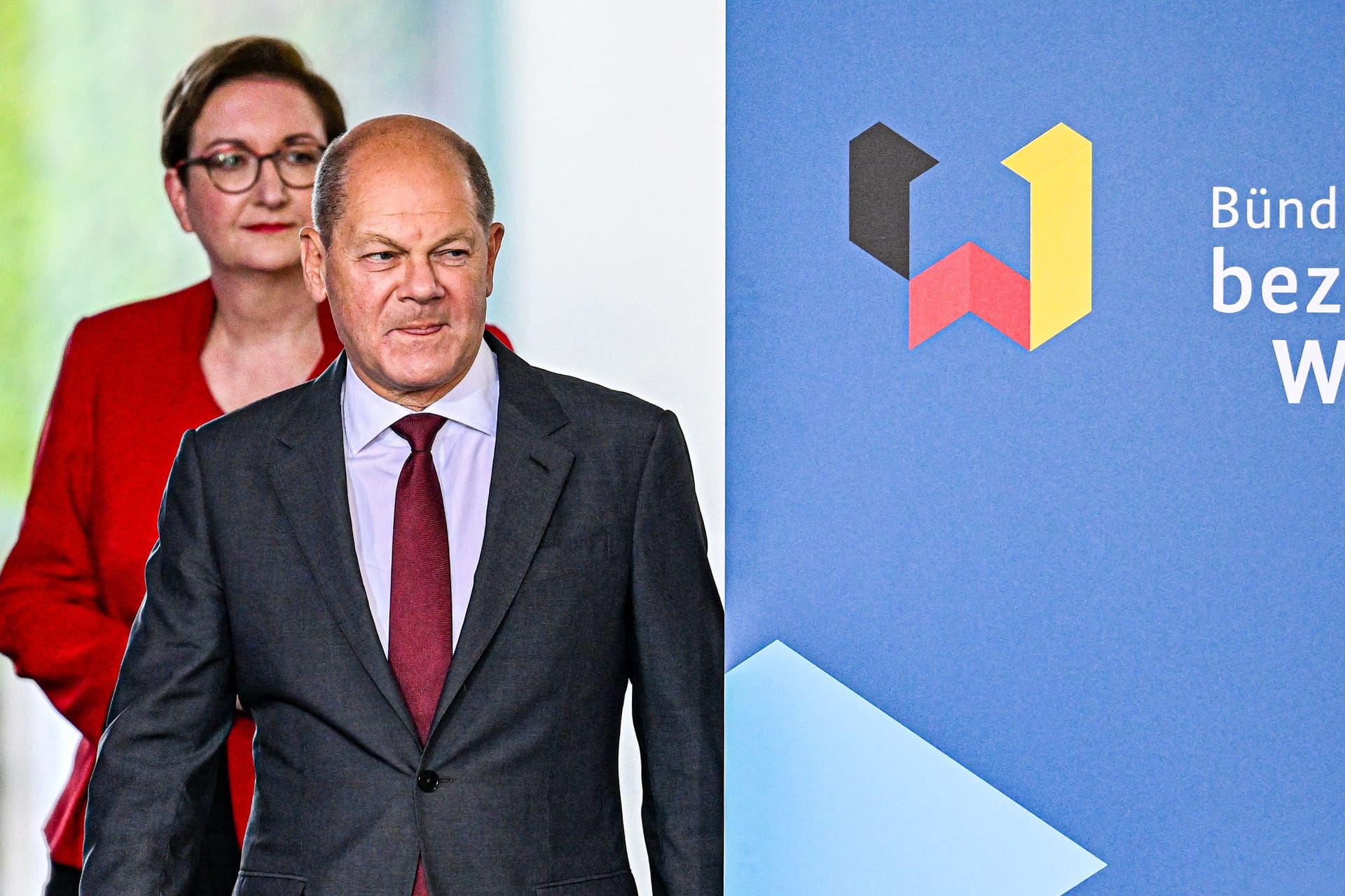 Bundeskanzler Olaf Scholz (SPD, r.) und Bauministerin Klara Geywitz (SPD) in Berlin.