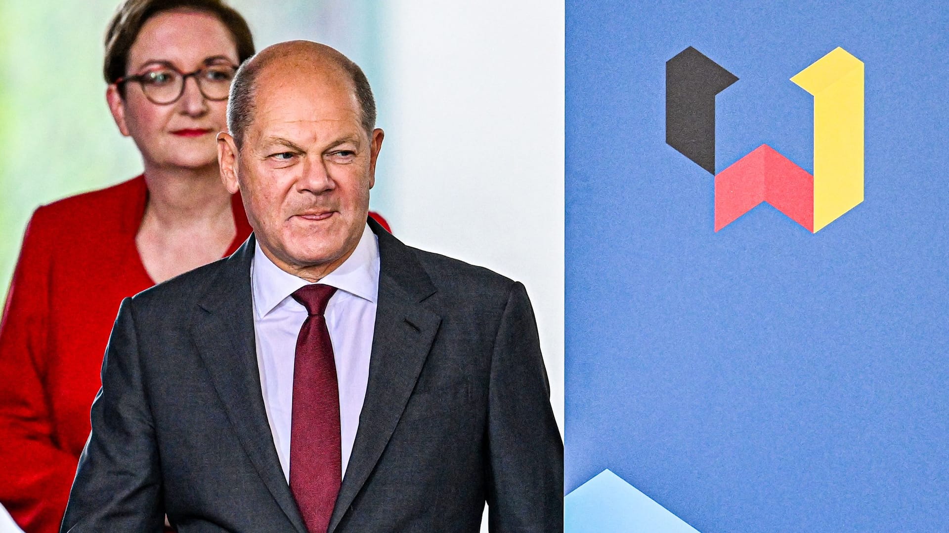 Bundeskanzler Olaf Scholz (SPD, r.) und Bauministerin Klara Geywitz (SPD) in Berlin.