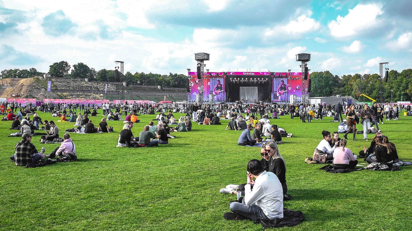 Besucher während des Lollapalooza Festivals im Olympiaparks Berlin: Besucher dürfen sich dieses Jahr auf ein sonniges Festivalwochenende freuen.